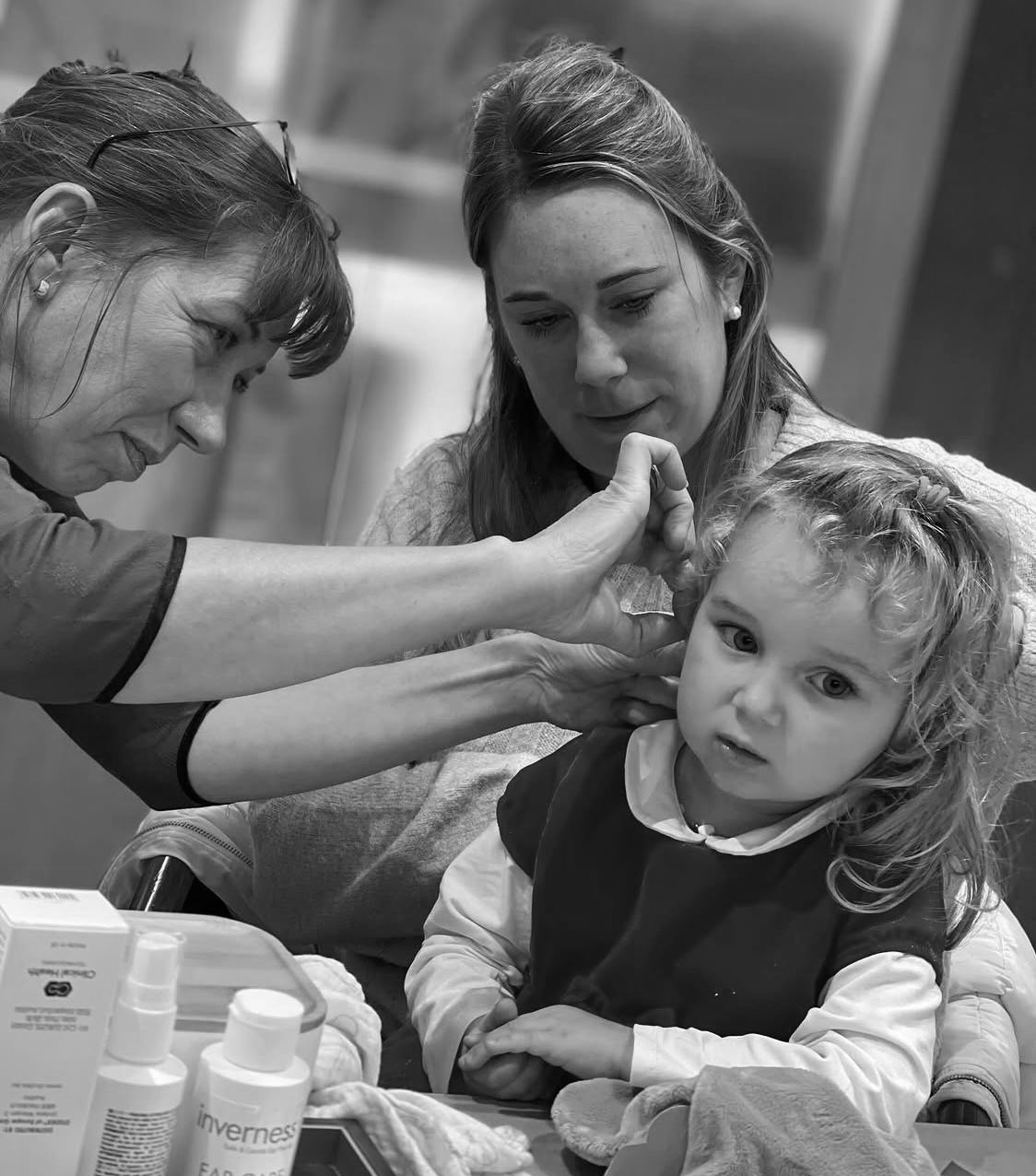 Perçage d'oreille realise avec accompagnement de la maman