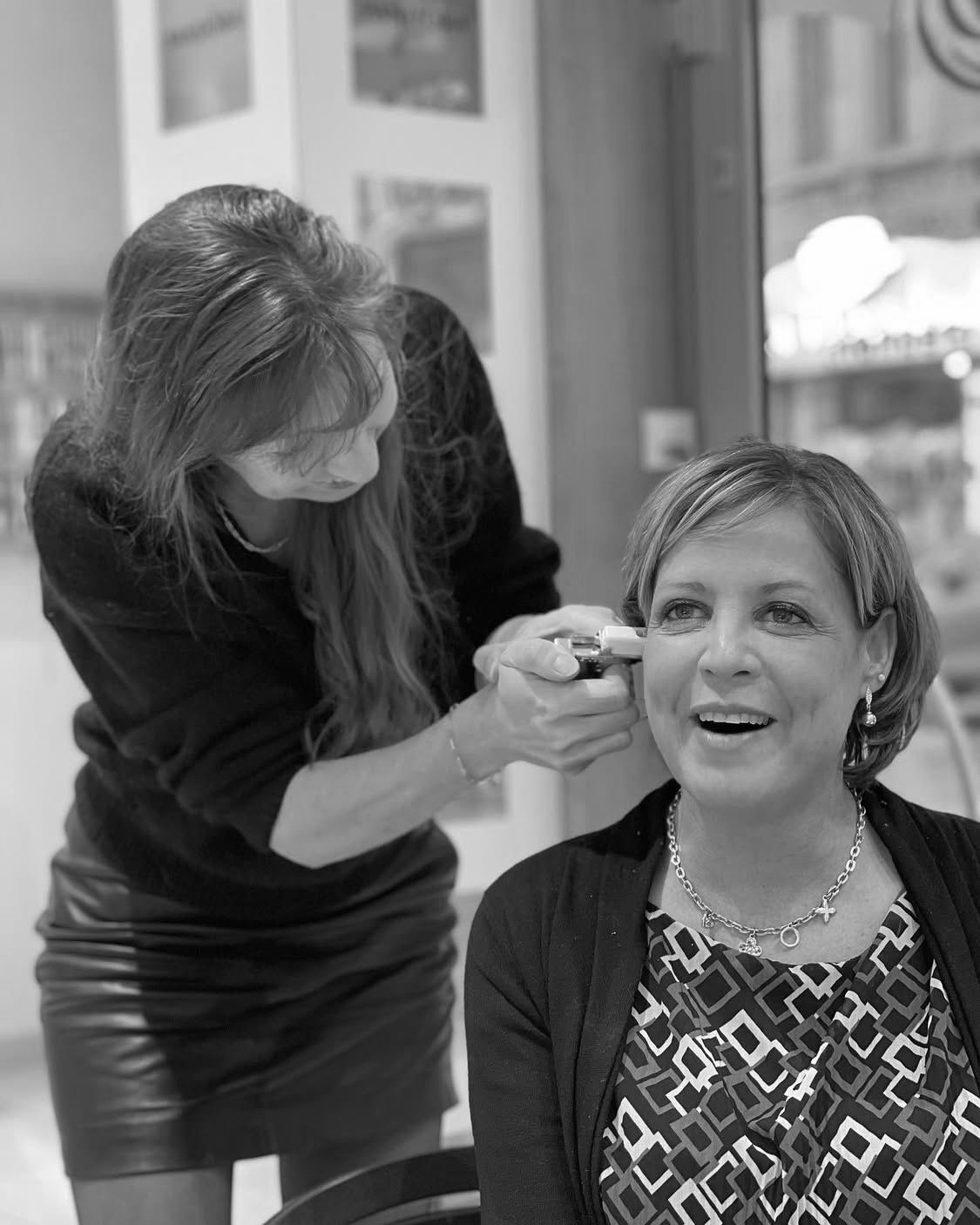 Perçage du lobe sur une cliente adulte en boutique