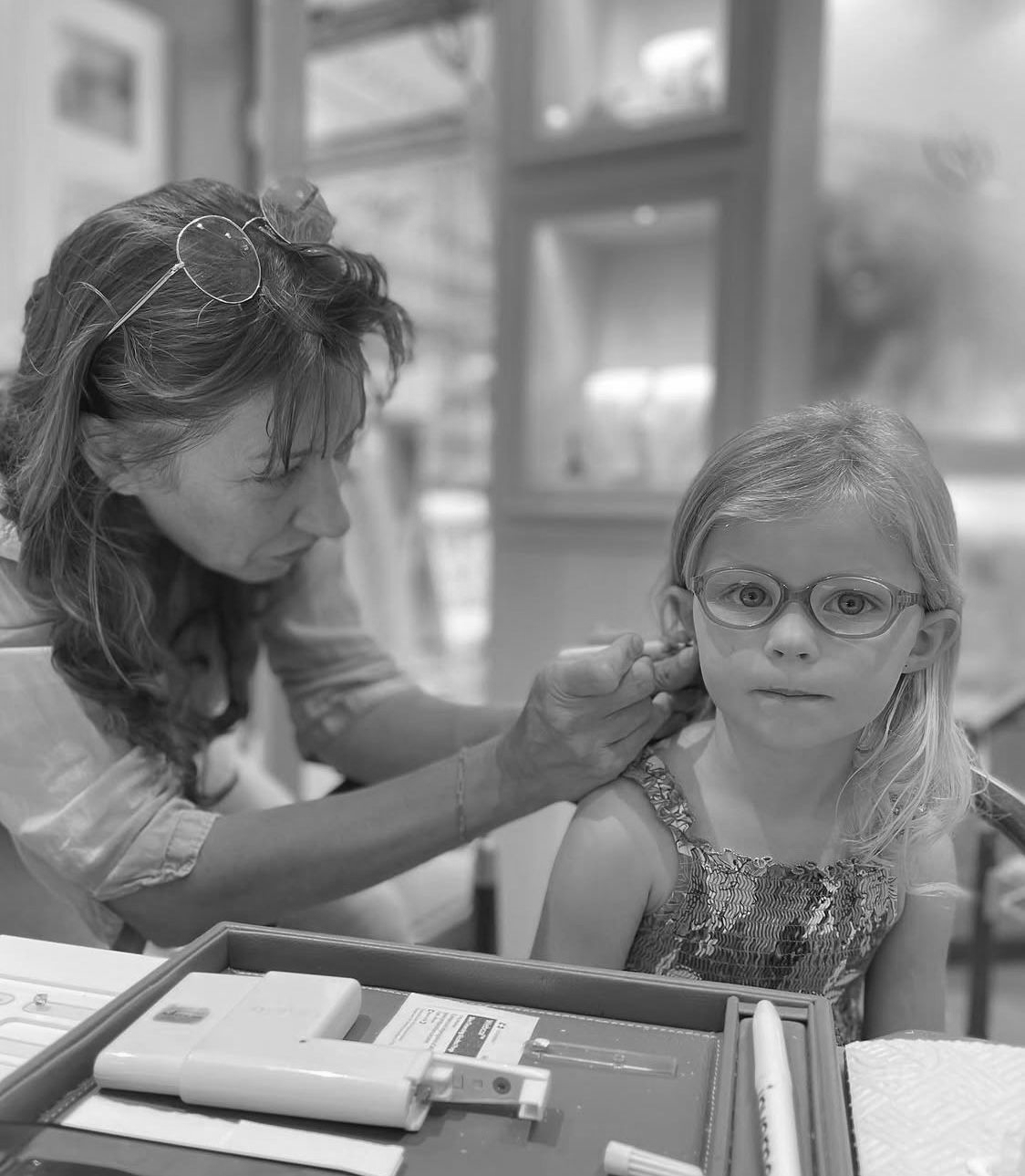 Perceuse rassure une enfant pendant la preparation du lobe
